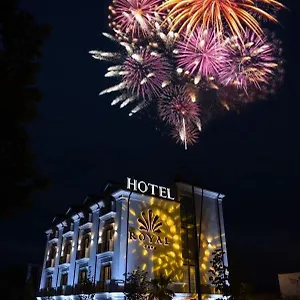 Hotel Royal, Papaj
